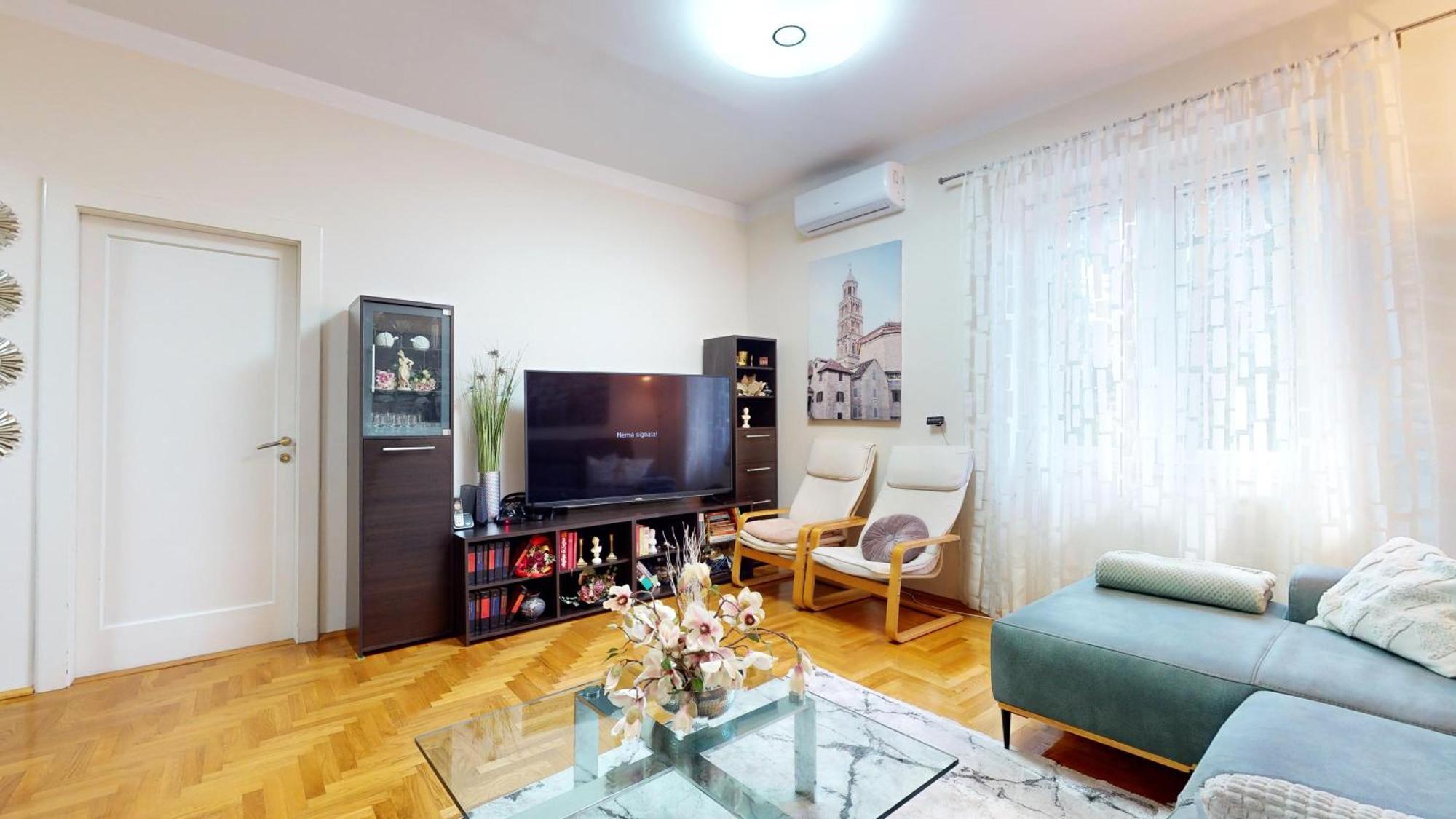 Stella- Near Center And Bacvice